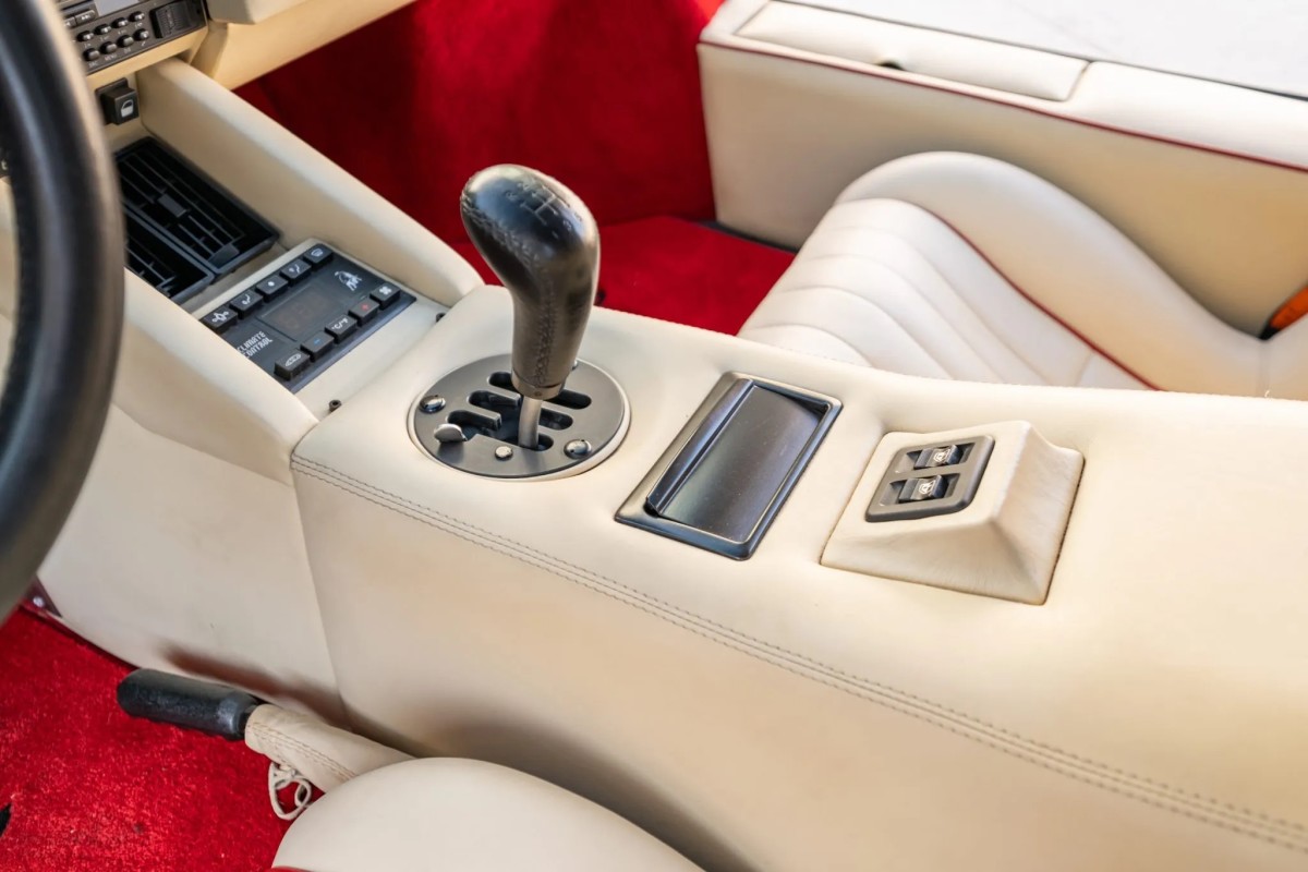 Raro Lamborghini Countach 1989, 25º aniversário à venda com 7.000 milhas é o sonho de um colecionador