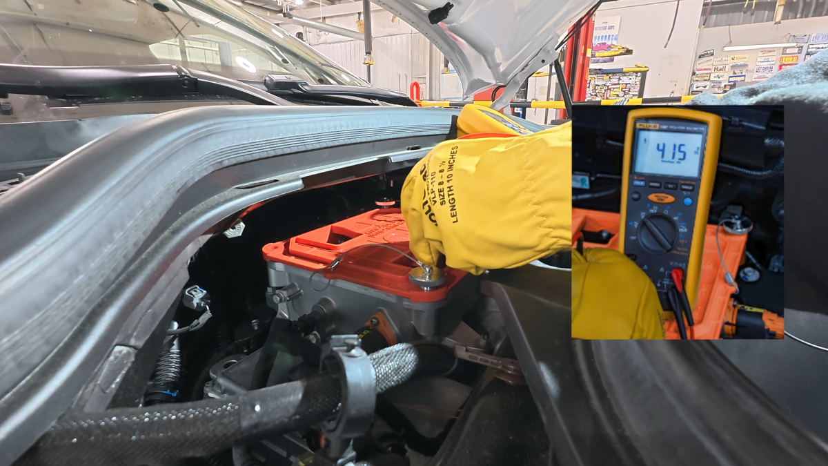 O procedimento de serviço perigoso e complicado do Charger Daytona