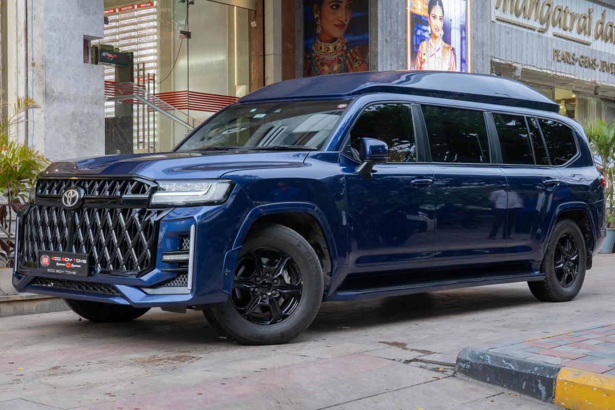 Este Toyota Land Cruiser 300 foi transformado em uma limusine de luxo estilo Rolls-Royce