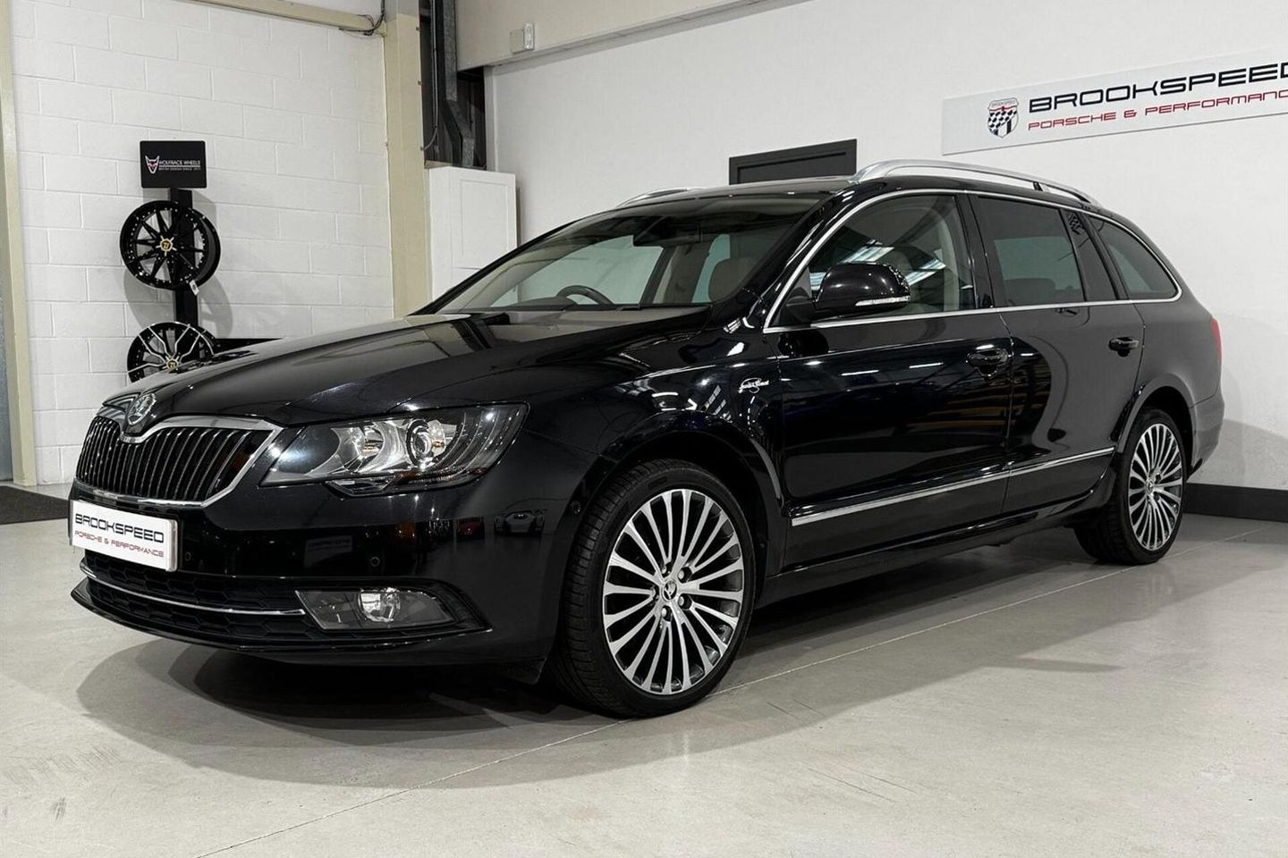 Como dentes de galinha: Skoda Superb 3.6 V6 à venda