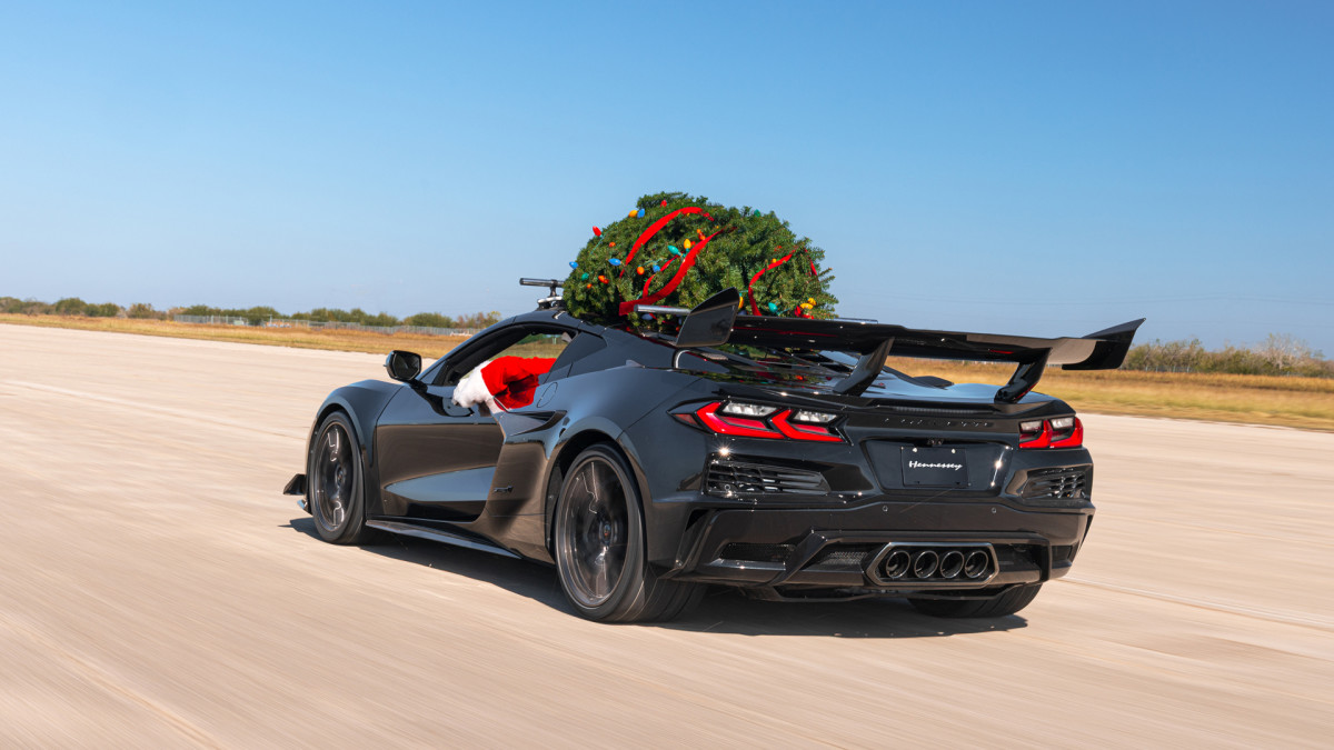 Veja uma árvore de Natal atingir quase 200 MPH
