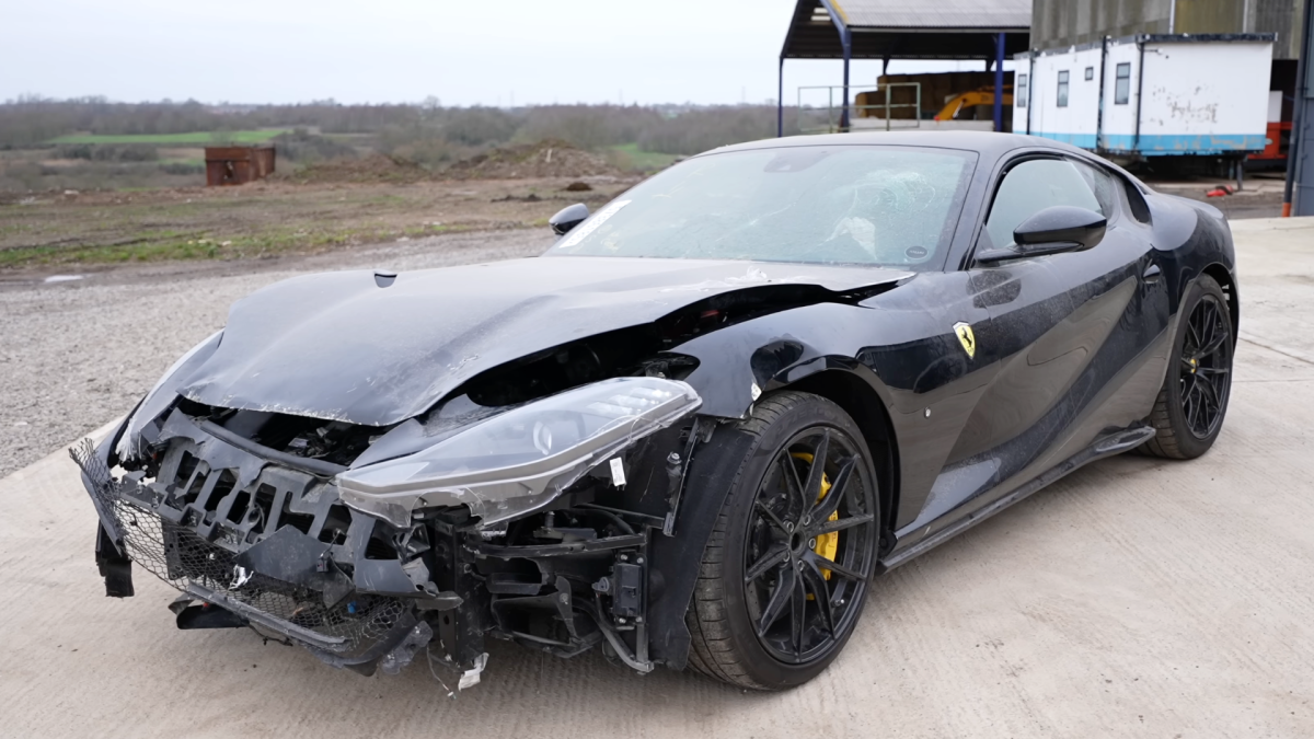Reconstruir uma Ferrari 812 destruída mostra por que os supercarros baratos são um mito